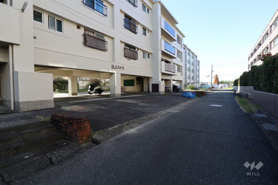 敷地北側の前面道路（東側から）