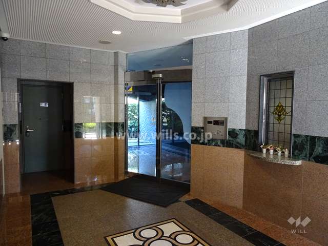 エントランスはオートロック付きです。