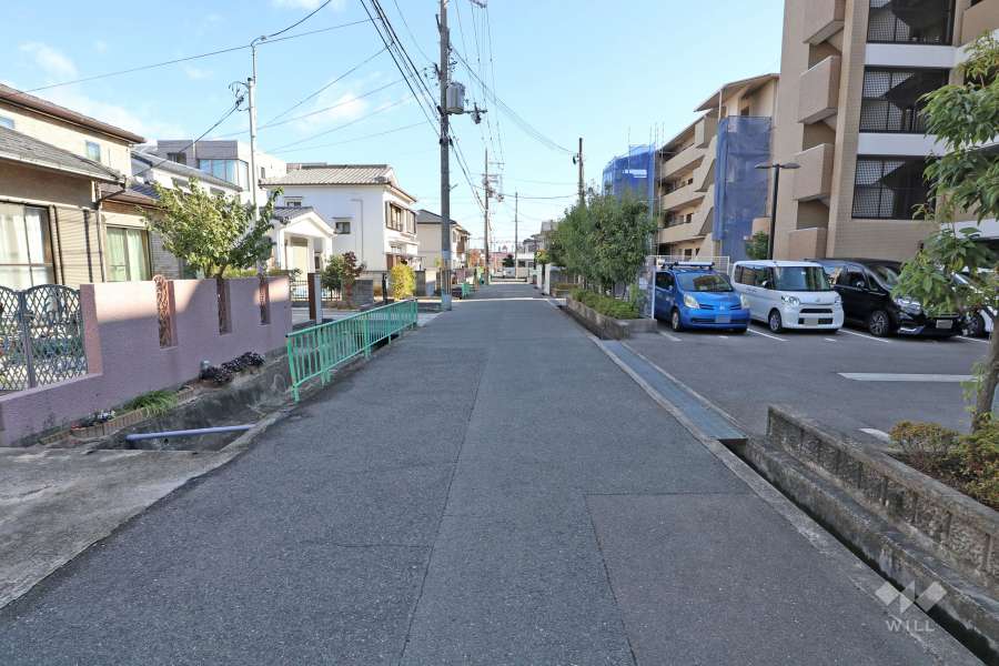 敷地北側の北側前面道路（西側から）