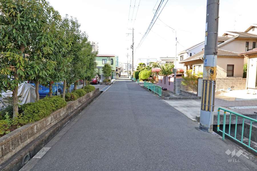 敷地北側の前面道路（東側から）