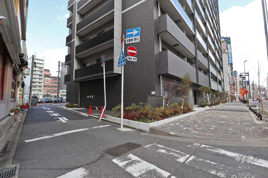敷地西側の前面道路と敷地南側の前面道路（広小路通り）