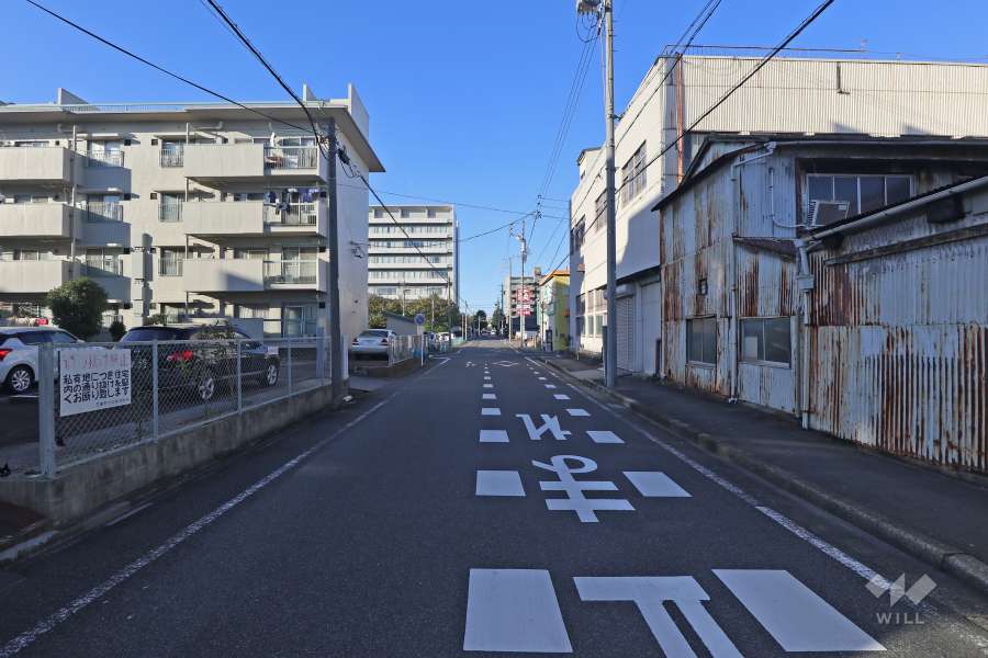 敷地東側の前面道路（南側から）