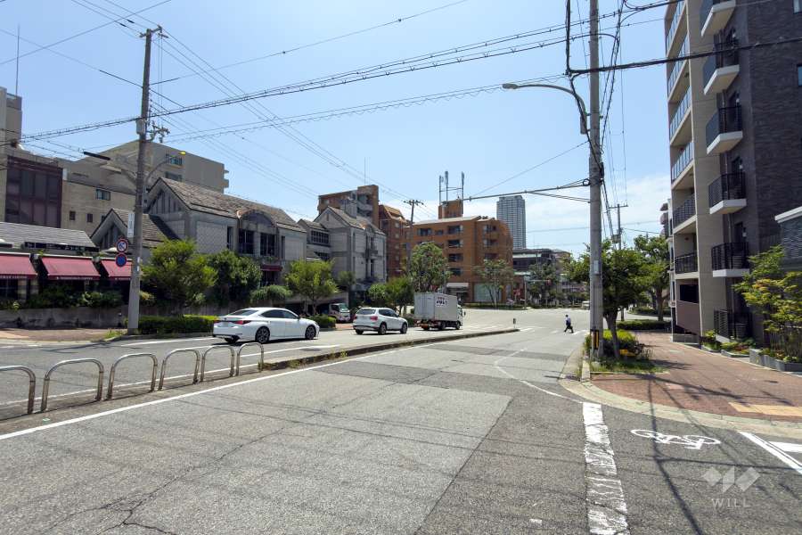 敷地西側の前面道路（弓場線）