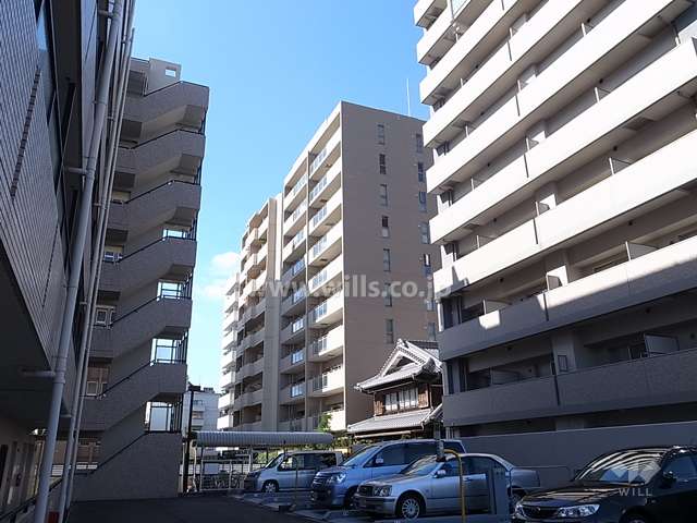 ステイツ江坂ブランスールの遠景。周辺はマンションが多く立ち並ぶ住宅地です。