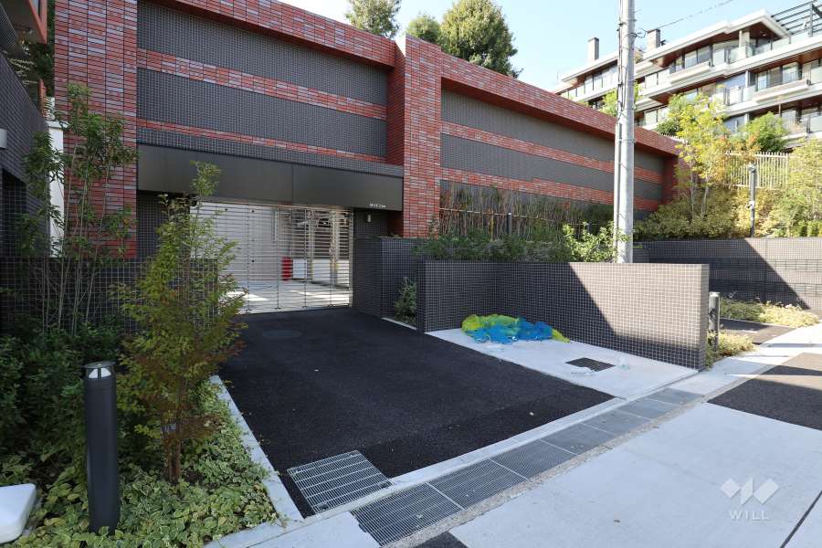 駐車場の出入口(ロボットゲート付き)