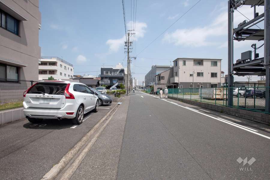 敷地東側の前面道路（南側から）