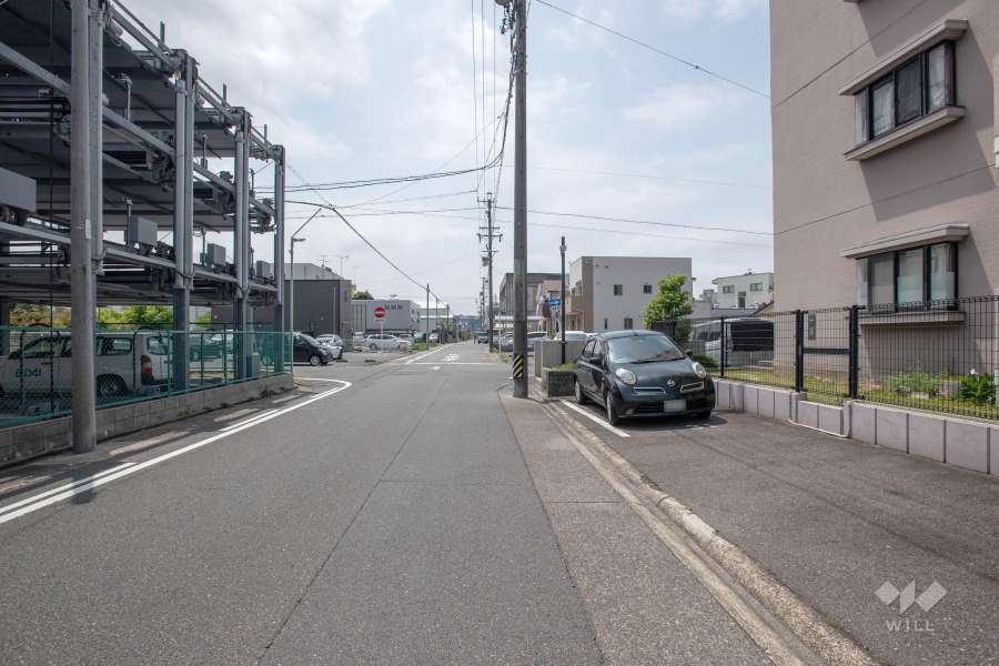 敷地東側の前面道路（北側から）