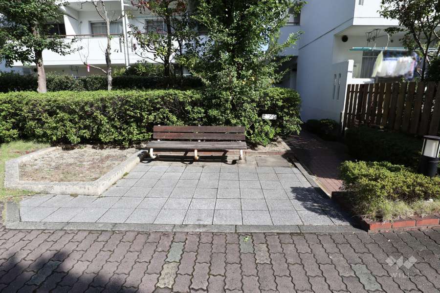 敷地内の各所に植栽スペースが設けられています。