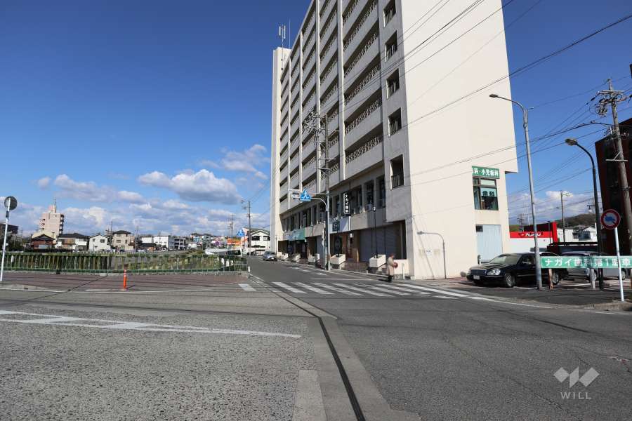 敷地北西側の前面道路（南西側から）