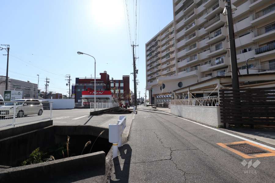 敷地南側の前面道路（東側から）