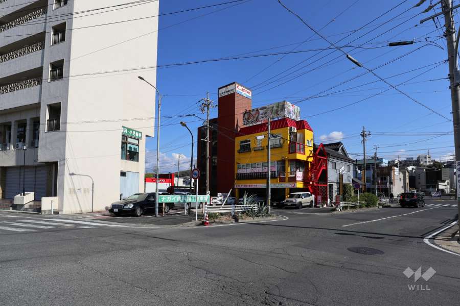 敷地西側の前面道路（北側から）