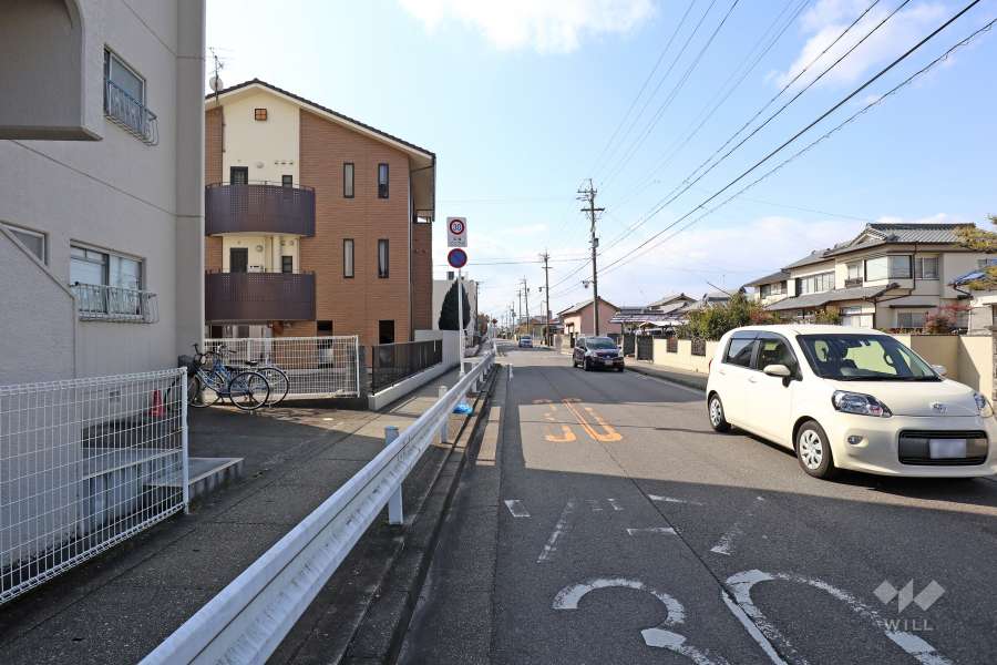 敷地北側の前面道路（東側から）