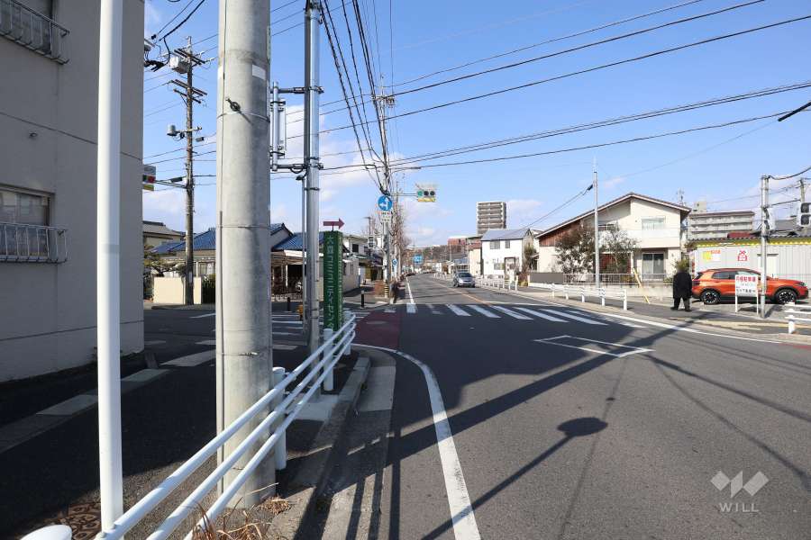 敷地東側の前面道路（南側から）