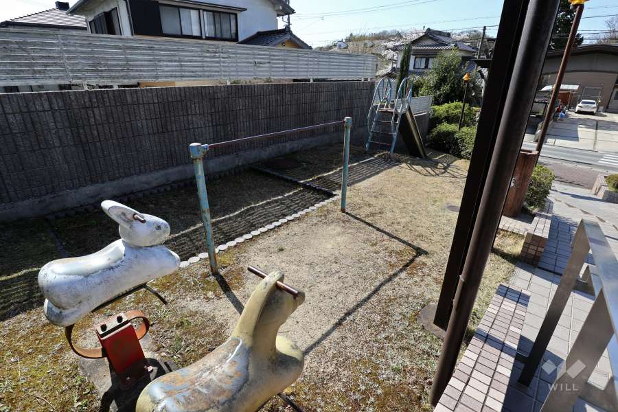 敷地内にはプレイロットがあります。