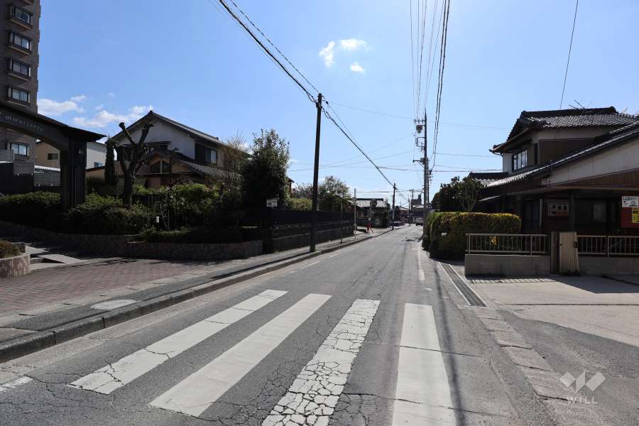 敷地北西側の前面道路（北東側から）