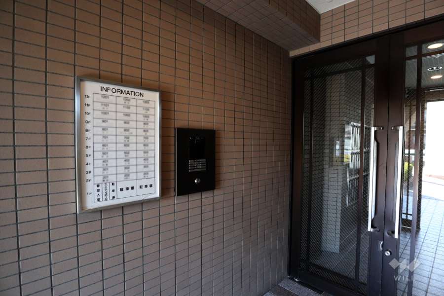 エントランスはオートロック付きです。