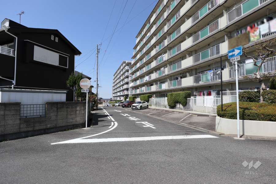 敷地南側の前面道路（東側から）