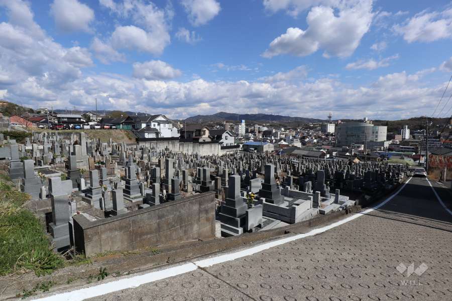 敷地東側の『西谷墓地』