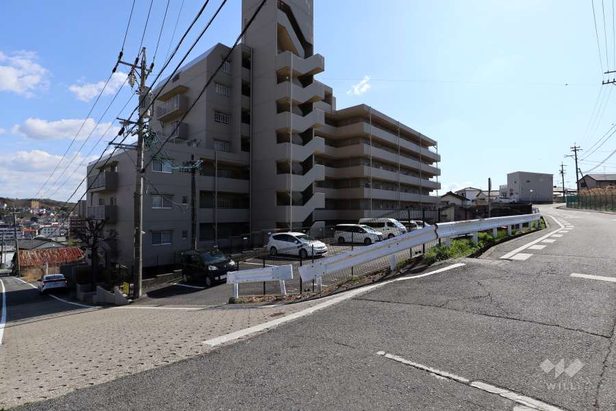 敷地北西側と北東側の前面道路（北東側から）