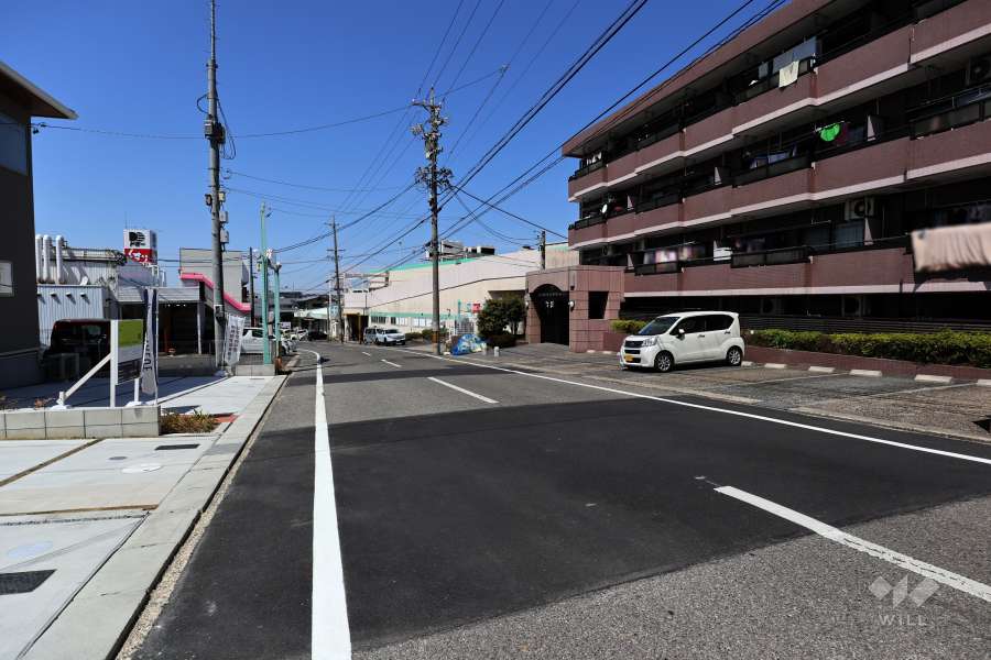 敷地南西側の前面道路（南東側から）