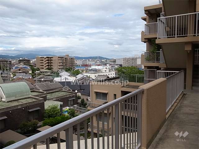 高台に立地しています。