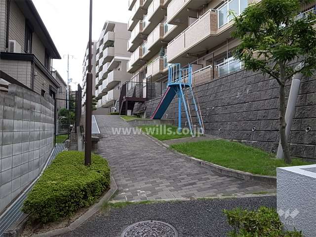 敷地内に小さな公園があります。