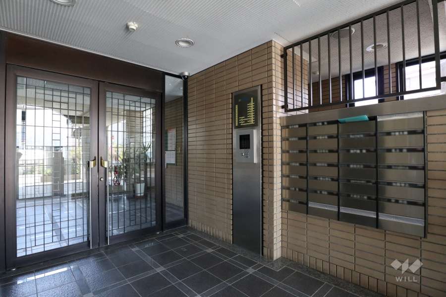 エントランスはオートロック付きです。