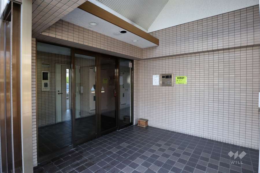 エントランスはオートロック付きです。