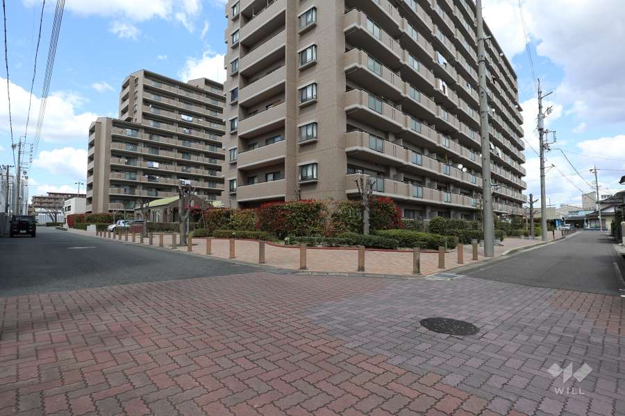 敷地南西側と南東側の前面道路（南西側から）