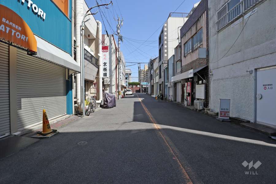 敷地東側の前面道路（西側から）