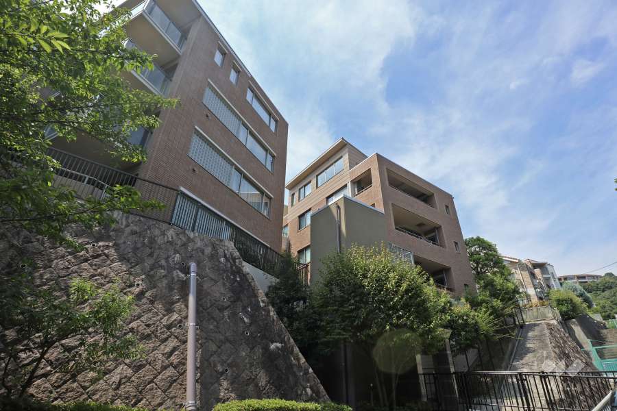 コージースクエア御影の外観（南東側から）［2022年8月9日撮影］