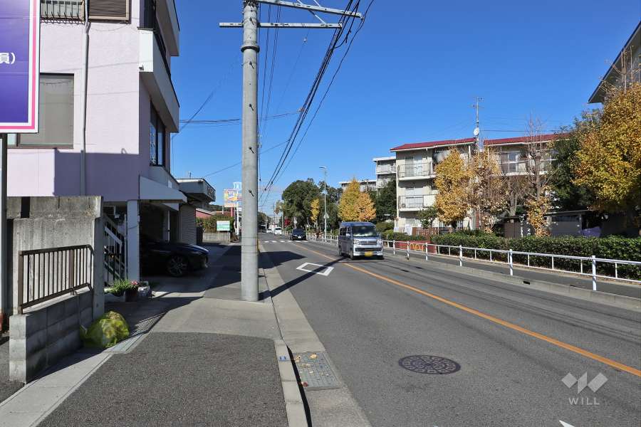 敷地南西側の前面道路（南側から）