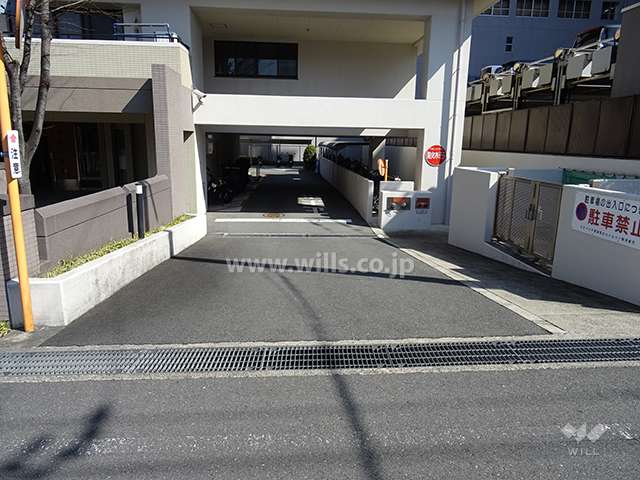 駐車場出入り口