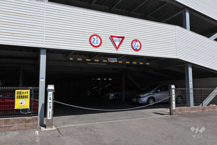 駐車場の出入り口（ロボットゲート付き）・敷地内駐車場（自走式立体）