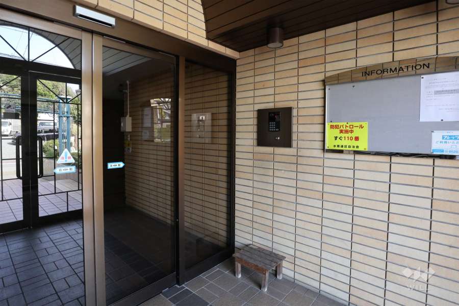 エントランスはオートロック付きです。