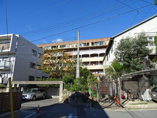 イトーピア千里豊津の遠景。敷地の南側は一段低く、一戸建て街になっています。
