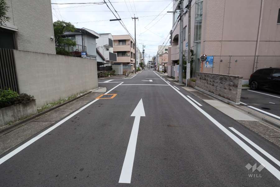 敷地西側の前面道路