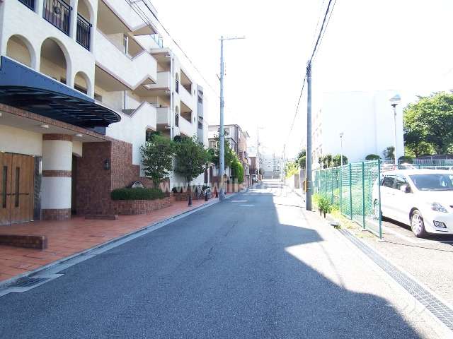 マンションの前面道路