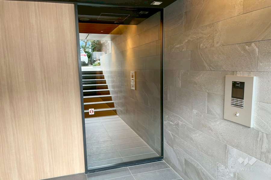 エントランスはオートロック付きです。