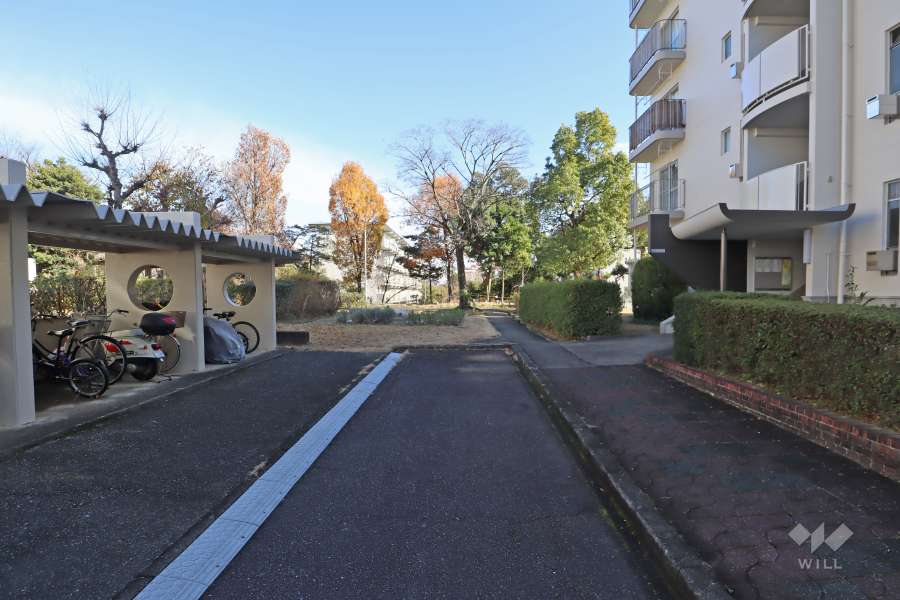 512号棟の北側通路（西側から）