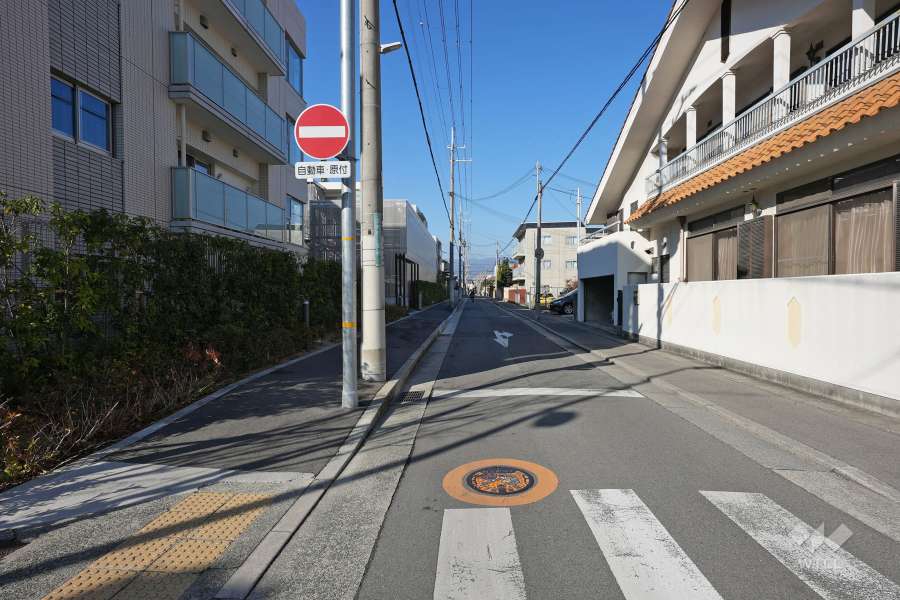 敷地北東側の前面道路（東側から）