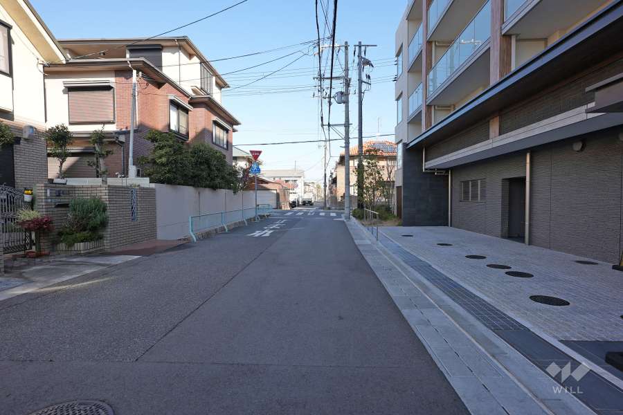 敷地北西側の前面道路（南西側から）