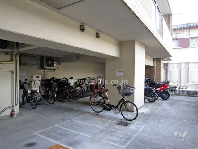 自転車置場とバイク置場