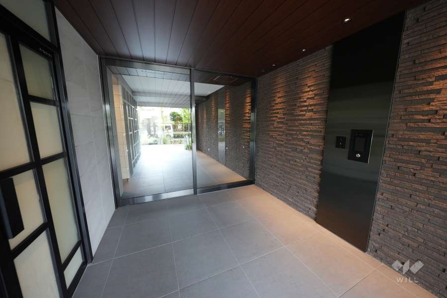 エントランスはオートロック付きです。