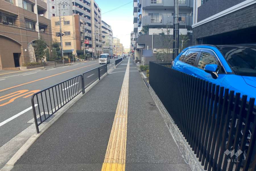 敷地西側の前面道路（南側から）