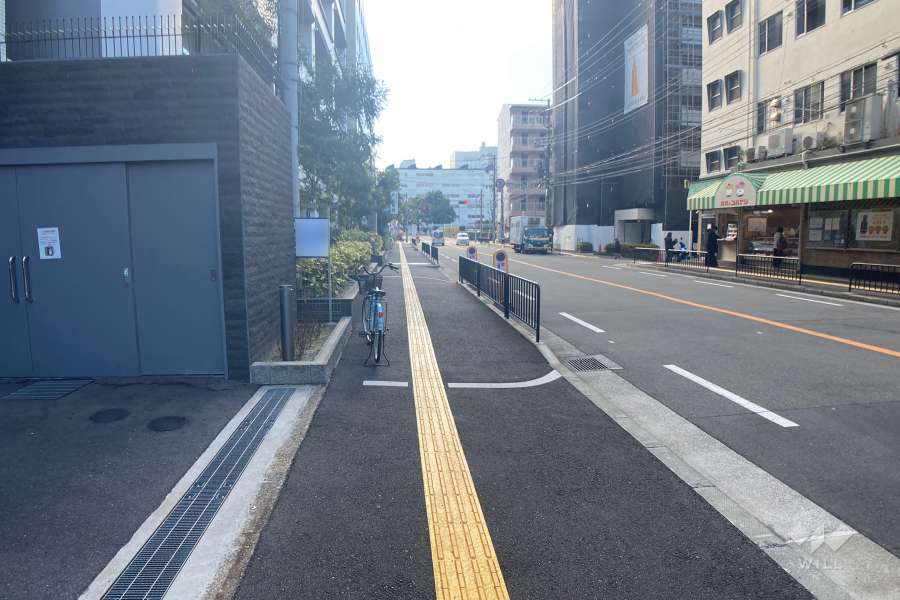 敷地西側の前面道路（北側から）