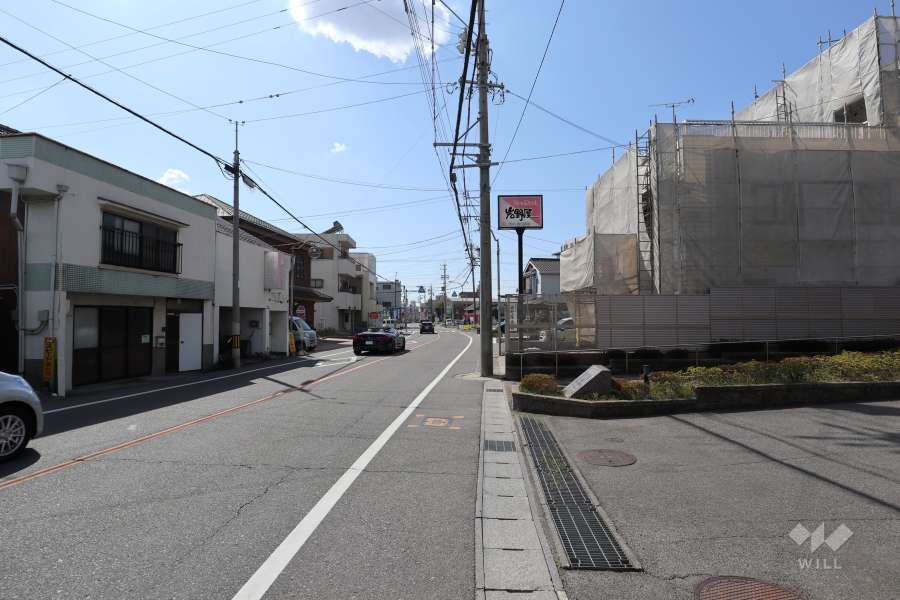 敷地南側の前面道路（東側から）