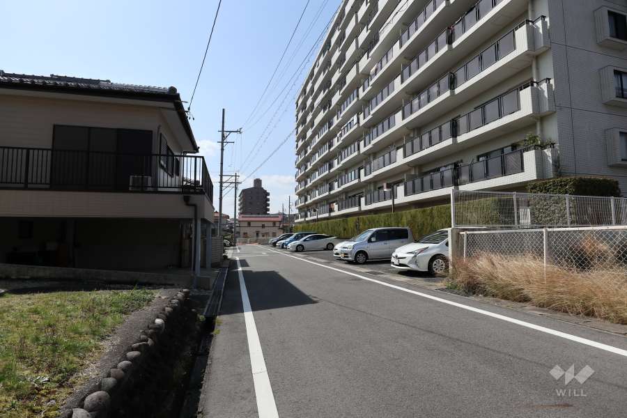 敷地南側の前面道路（東側から）
