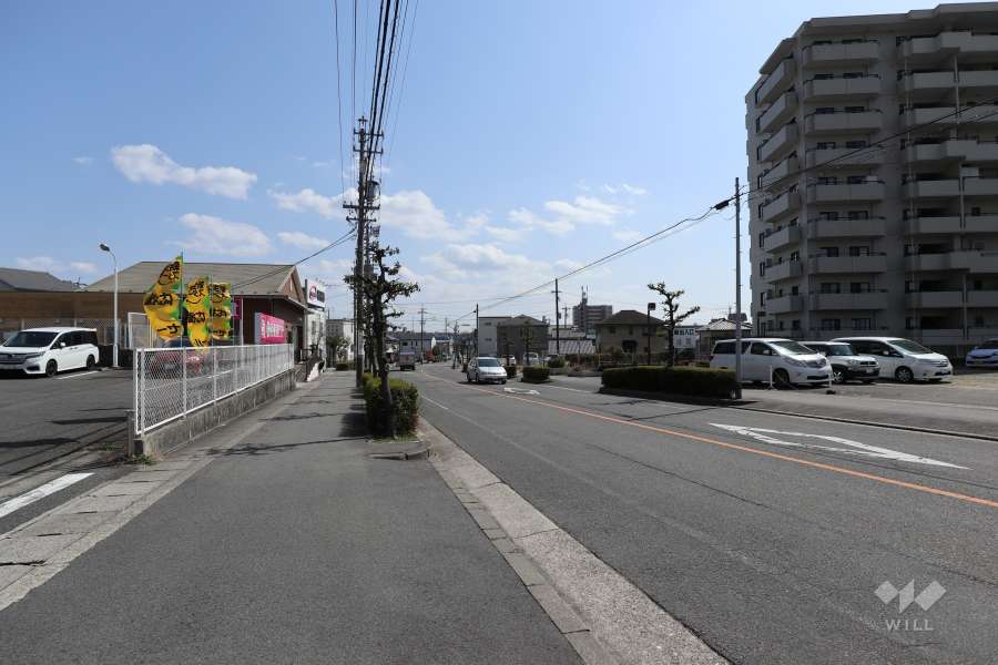 敷地北東側の前面道路（北西側から）