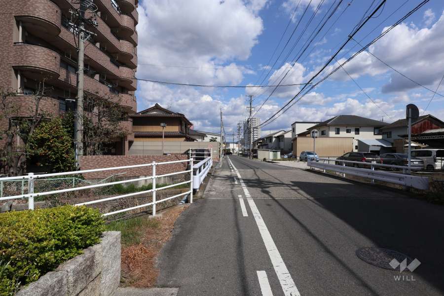 敷地南側の前面道路（西側から）